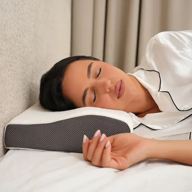 Kvinne som sover komfortabelt på HappySleep-puten