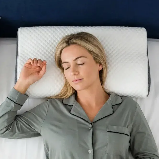 Kvinne som sover rolig på HappySleep-puten