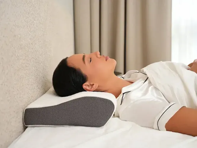 Person som sover på ryggen med HappySleep-puten